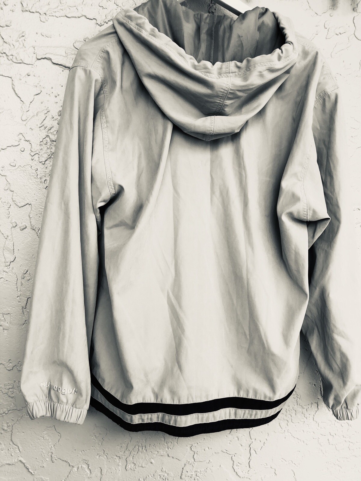 Sunice beige pullover windbreaker jacket with a h… - image 11