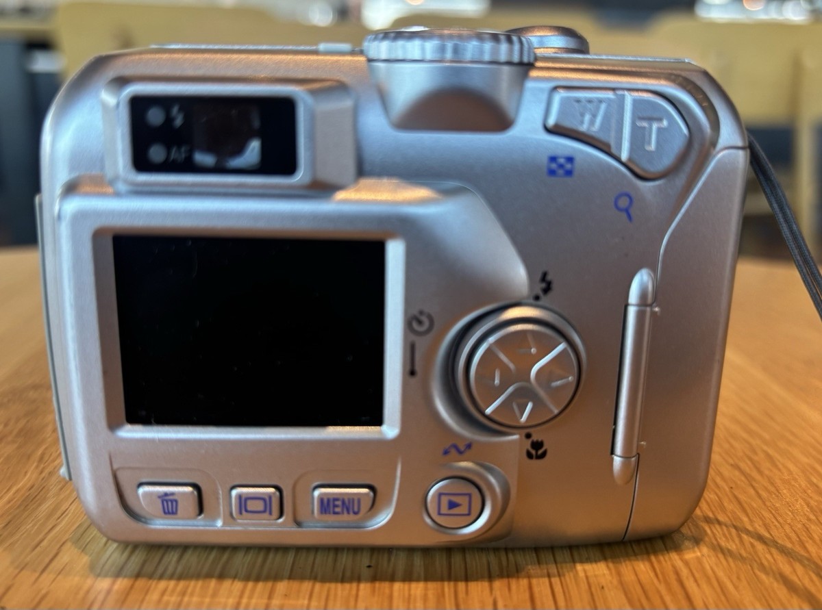 Nikon COOLPIX 2100 2.0MP E2100 Digital Camera, W/ Battery No Mem
