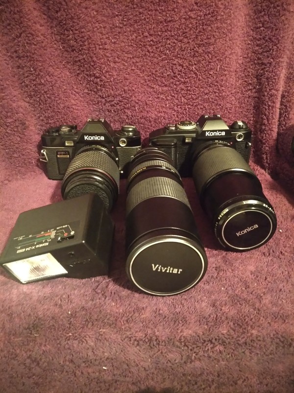 2 KONICA CAMERAS 3 ZOOM LENS 1 FLASH