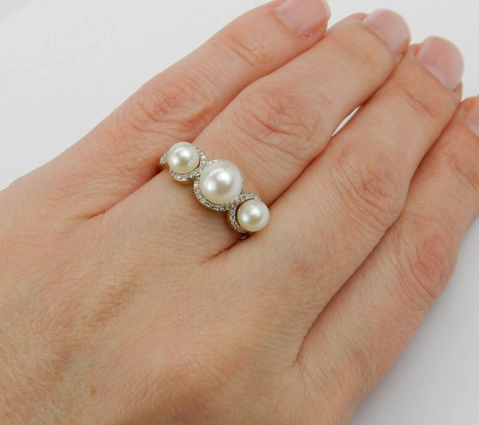 Anillo de compromiso de tres piedras enchapado en oro amarillo de 14k de 3 quilates de moissanita y perlas Foto 4 de 4