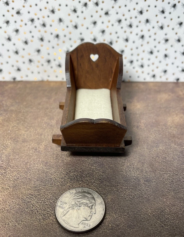 Cuna de bebé victoriana 1:12 madera nogal nueva Foto 2 de 2