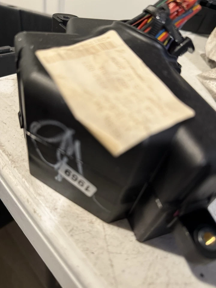 06-10 VOLKSWAGEN JETTA debajo del tablero caja de relé de conexión de fusibles OEM Foto 4 de 4