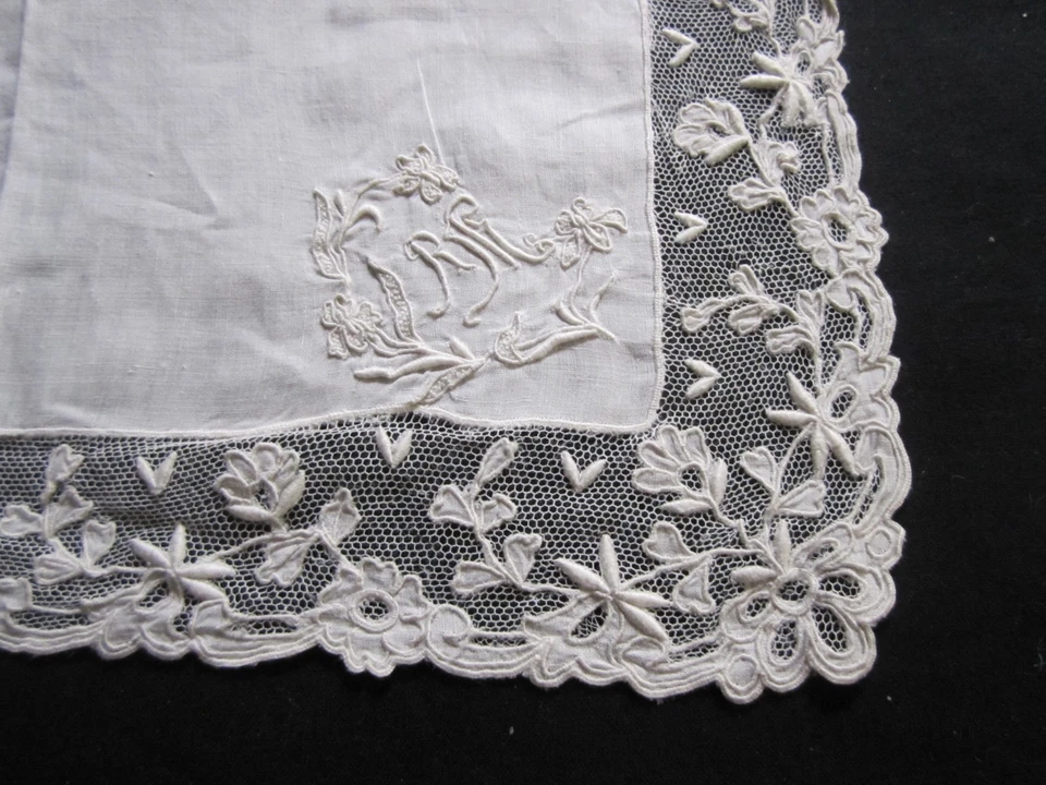 Ancien mouchoir en linon dentelle et monogramme R..M. - Photo 4/4