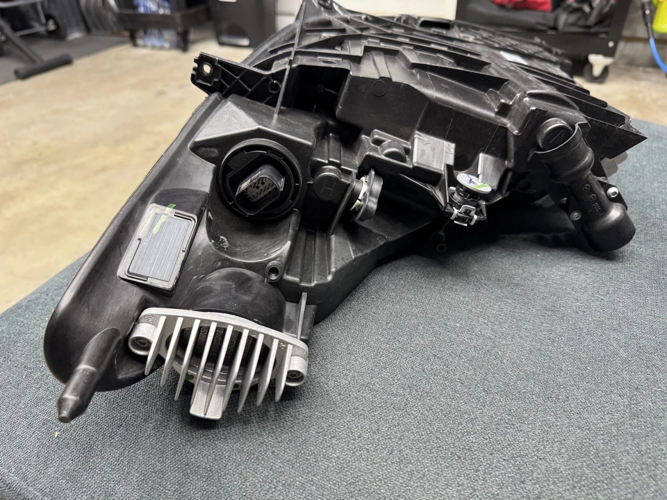 Chevrolet Corvette 2020-2024 conjunto de faros lado derecho del pasajero LED OEM 85545919 Foto 3 de 4