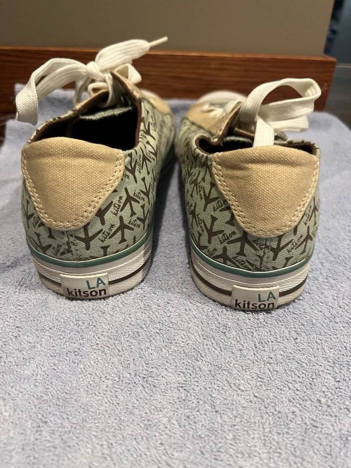 KITSON LA PRIMA DONNA FLIER Jet Set Estampado Avión y Dijes Tenis Mujer 9 Foto 4 de 4