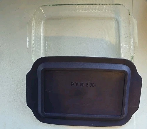 Pyrex 233-S Baking Dish 3 qt 13" x 9" x 2" in Fluted Glass With Blue Plastic Lid