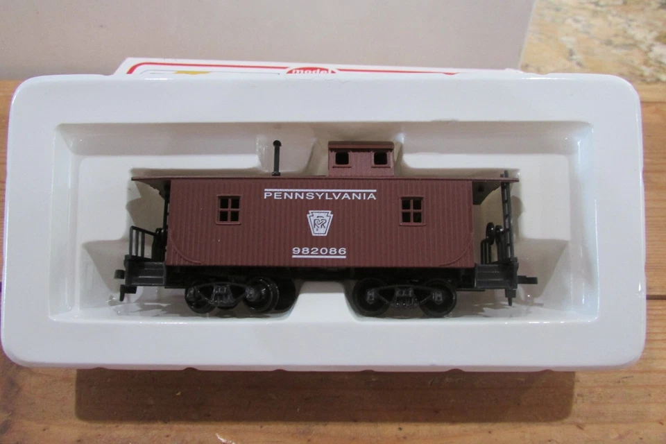 HO Scale Model Power 9141 32' Wood Caboose Pennsylvania #982086 - Image 4 of 4