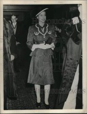 1947 Press Photo Princess Elizabeth visits the Drapers' Hall in London, England