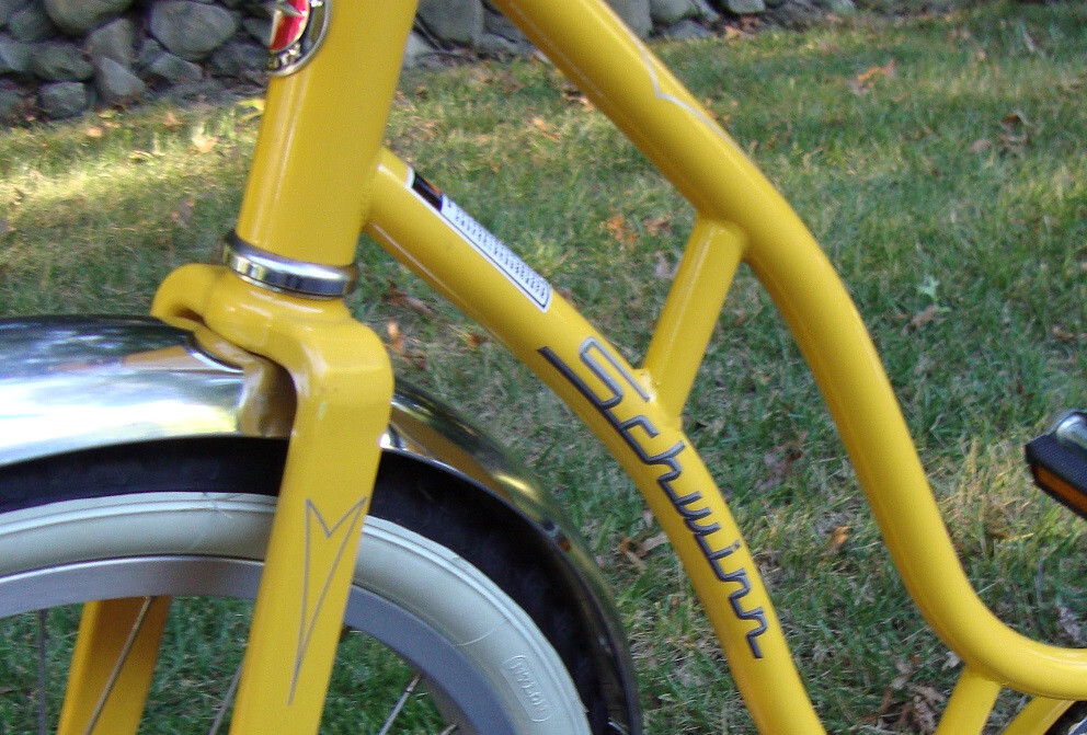schwinn yellow cruiser bike