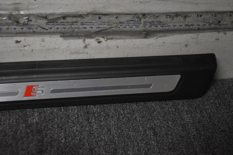 AUDI Q5 2018-2021 PREMIUM PLACA DE UMBRAL DELANTERO FABRICANTE DE EQUIPOS ORIGINALES Foto 3 de 4