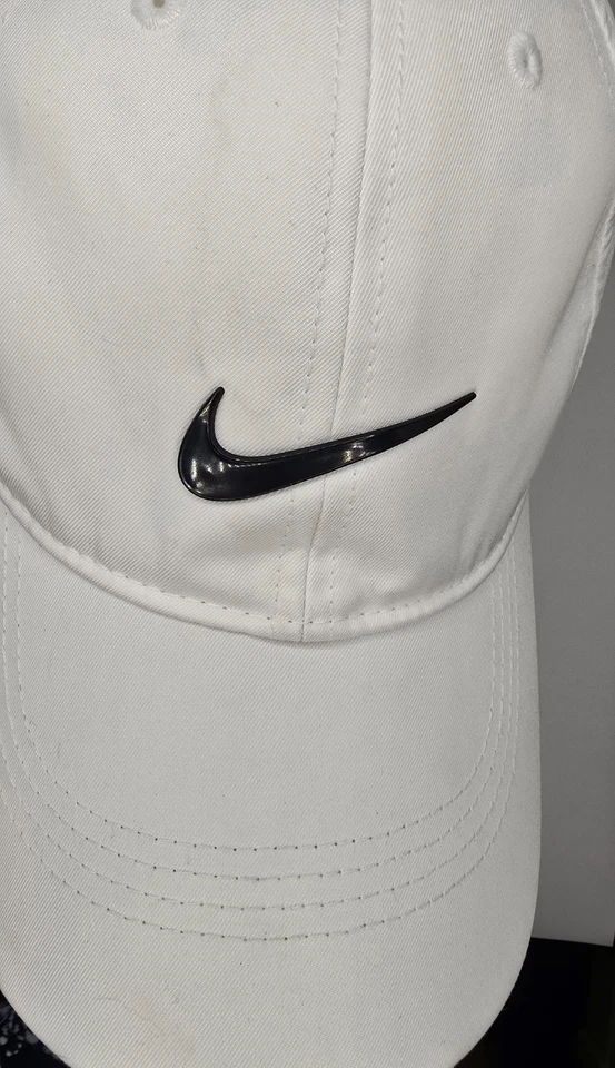 Gorra Nike Golf Blanca con Correa Logo Swoosh Ajustable Talla Única para la mayoría de los Unisex Foto 4 de 4