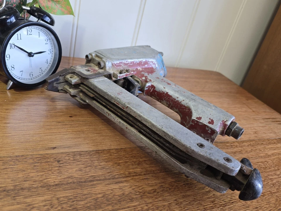 Pistola grapadora de aire neumática Senco - Gosford Foto 3 de 4