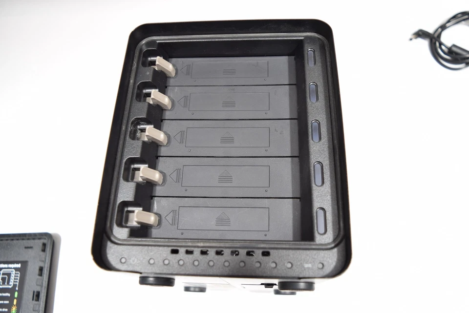 Drobo 5D DRDR5-A EXTERNAL RAID ENCLOSURE Thunderbolt, USB3 w/Accelerator DRV - Image 2 of 4