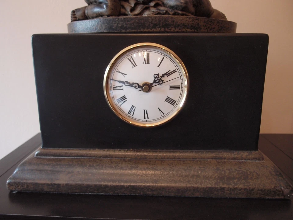 Reloj de sobremesa con figura - Imagen 2 de 4