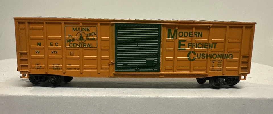 Roundhouse N Scale Lot Of 2 Maine Central 50' Box Cars With Knuckle Couplers - Image 2 of 4