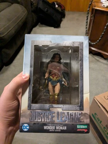 Kotobukiya ARTFX+ Wonder Woman Justice League 1/10 Scale Pre-Painted Figure