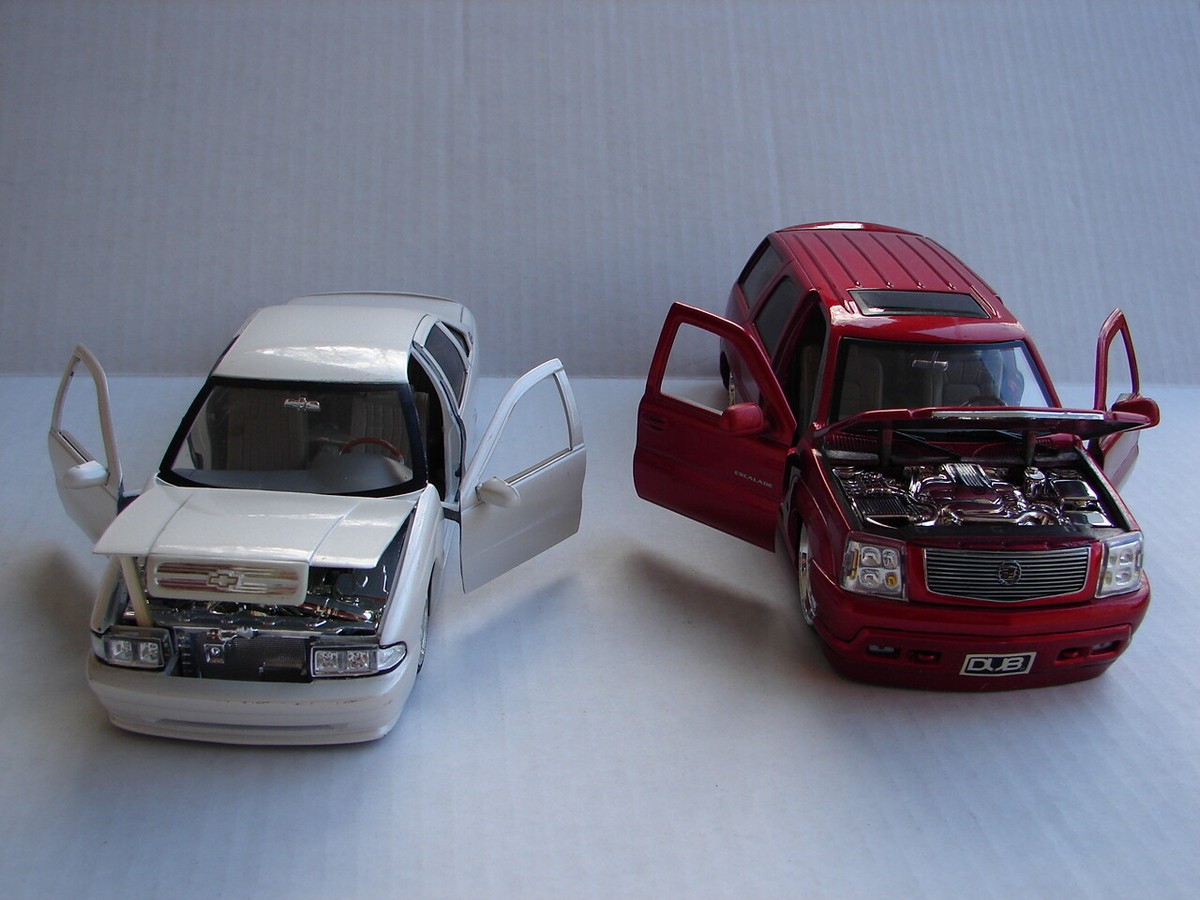 JADA 1/24 DUB CITY WHITE 1996 CHEVY IMPALA SS & 1/24 2002 CADILLAC
