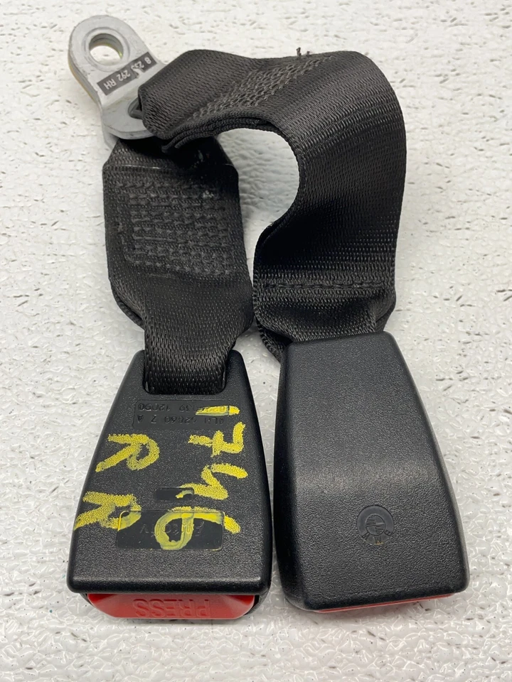 Оригинальный приемник пряжки ремня безопасности заднего правого 8226038 для BMW 330i 325i 2001-2005 годов выпуска - Изображение 2 из 4