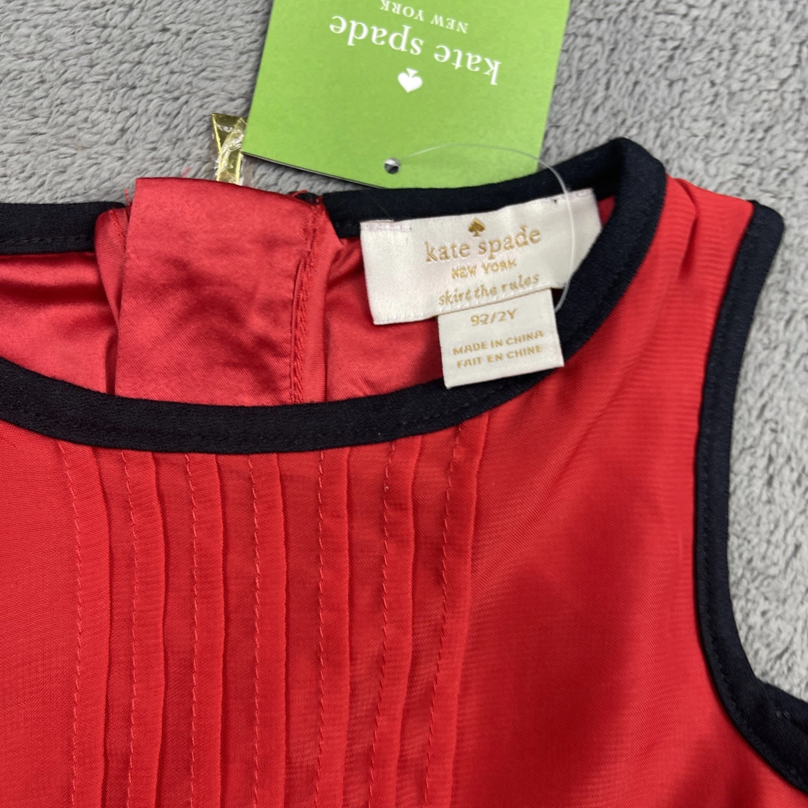Abito plissettato rosso Kate Spade nuovo con accenti neri 2T 24 mesi bambino bambino