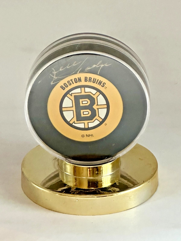 BOSTON BRUINS KEN HODGE VINTAGE  HOCKEY PUCK ORIG SIGNED IN DISPLAY CASE NM