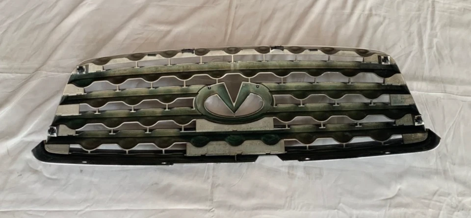 03-08 INFINITI FX35 GRELHA FRONTAL SUPERIOR COM EMBLEMA 62310-CG000 USADA FABRICANTE DE EQUIPAMENTO ORIGINAL - Imagem 4 de 4