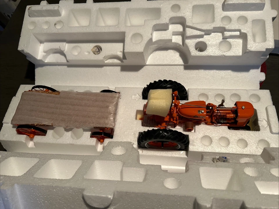 Franklin Mint Halloween Tractor Harvest Set Farmall H Complete Set - Image 2 of 4