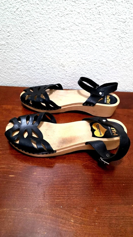 Sandalias suecas Hasbeens para mujer de cuero negro con plataforma y tobillo de madera Foto 4 de 4