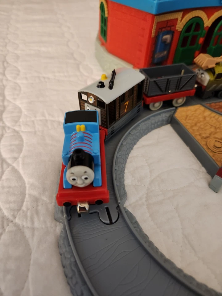 Thomas el Tren y los Amigos Take Along Casa Redonda Cobertizo Curva de Aprendizaje Portátil Foto 4 de 4