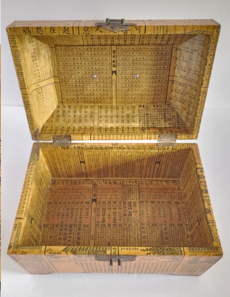 Antigua caja de recuerdo decorada con caligrafía lacada Foto 3 de 3