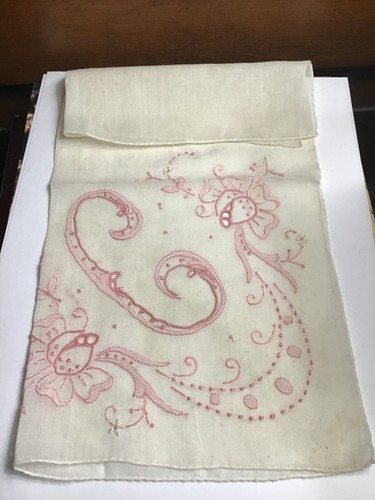 Vintage initial C monogram pink applique hand embroidered handkerchief hankie - Picture 2 of 2
