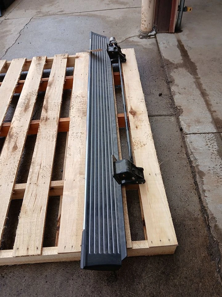 Jeep Grand Wagoneer 2024 pasajero estribo derecho 3033900 Foto 2 de 2