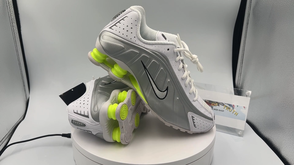 靴 Nike Women's Shox R4 White/Volt Women's Nike Shox R4 