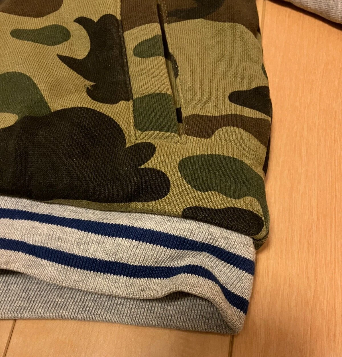 A BATHING APE (BAPE) Giacca bambino A Bathing Ape Isetan Bape cappuccio 110 mimetica grigio cotone