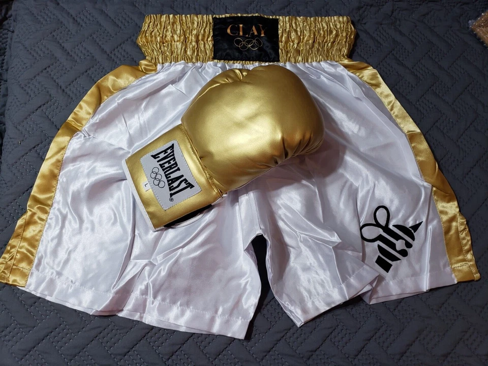 Juego de baúles de oro y guante dorado Muhammad Ali Cassius de arcilla 1960 Juegos Olímpicos Foto 2 de 4