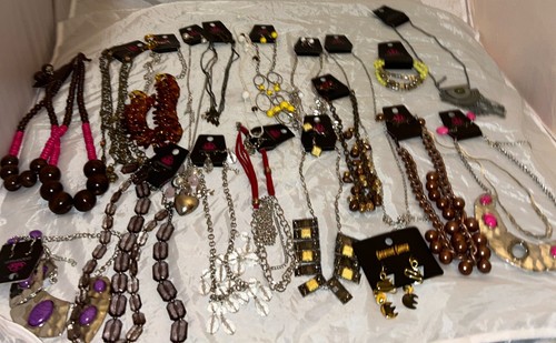 Lot Of Mixed Assorted Crafters & Costume Jewelry Lot - Picture 6 of 6