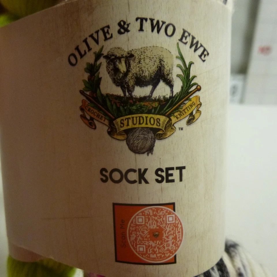 Juego de calcetines Olive & Two Ewe / DK Weight, en el surco y en las rocas Foto 2 de 4