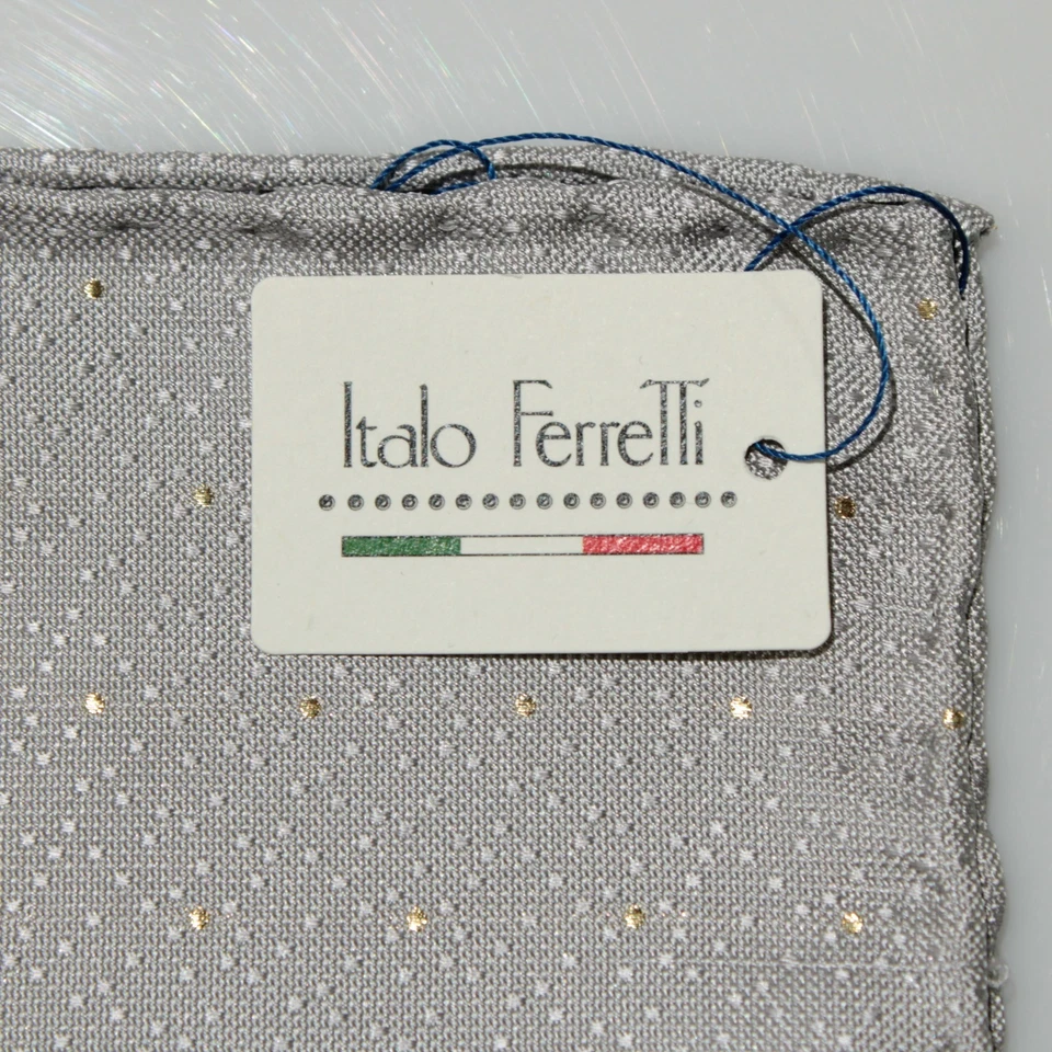 Cuadrado de bolsillo Italo Ferretti nuevo con etiquetas de una sola cara en plata con lana/seda dorada de 24 quilates Foto 2 de 4
