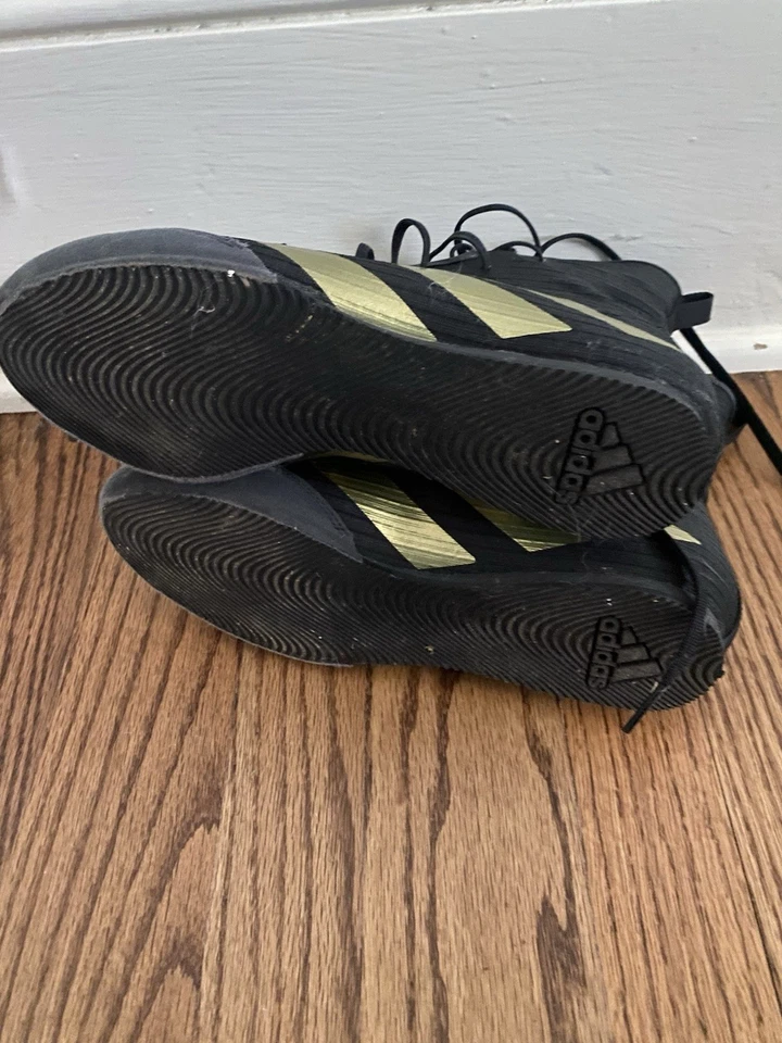 Zapatos de boxeo Adidas negros con rayas doradas para mujer Foto 3 de 4