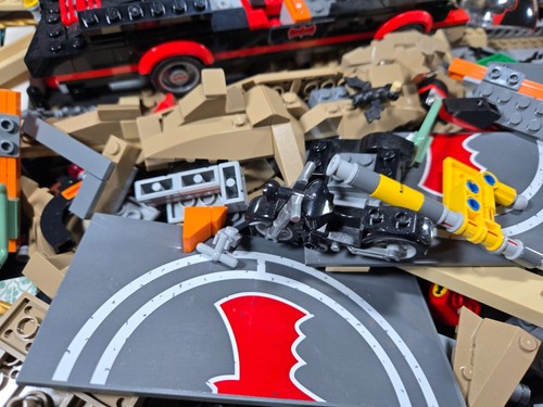 LEGO DC Comics Super Heroes Batman Classic Batcave 76052 - Picture 6 of 12