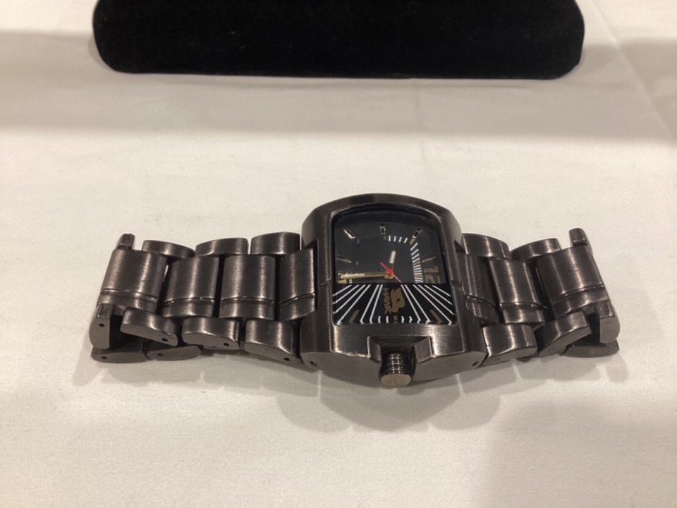 MENS TONY HAWK WATCH W/NEW BATTERY TH1008TIY121E VERY GOOD CONDITION