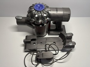 Dyson V6 kabelloser Handstaubsauger SV06 getestet funktioniert Wandhalterung inklusive