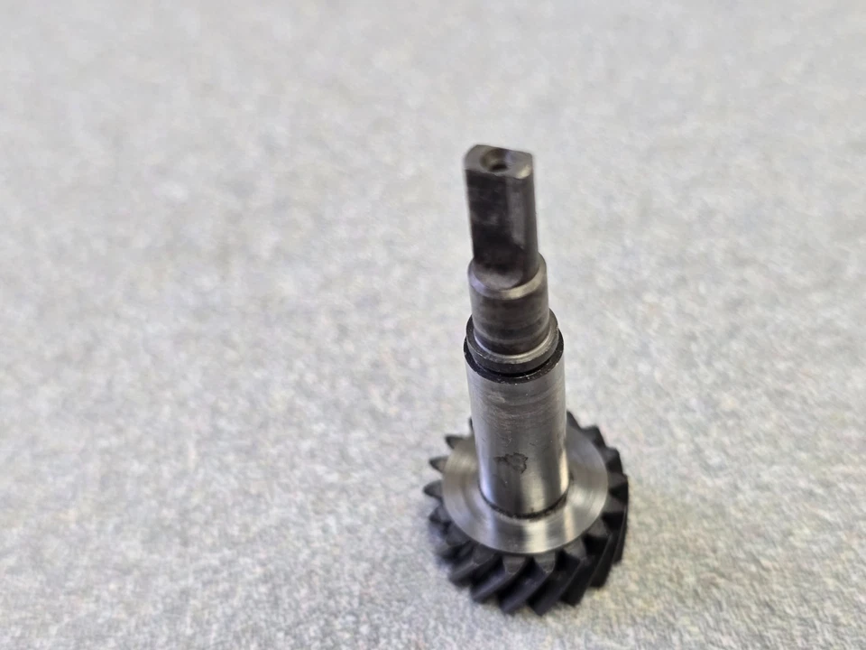 EXCELLENT ORIGINAL PORSCHE 911 915 TRANSMISSION MECH SPEEDO DRIVE END SHAFT NLA - Image 3 of 4