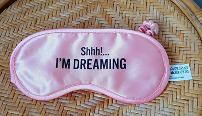 Satin Schlafmaske rosa mit Aufdruck  Shhh! I M DREAMING  Wellness Beauty Travel