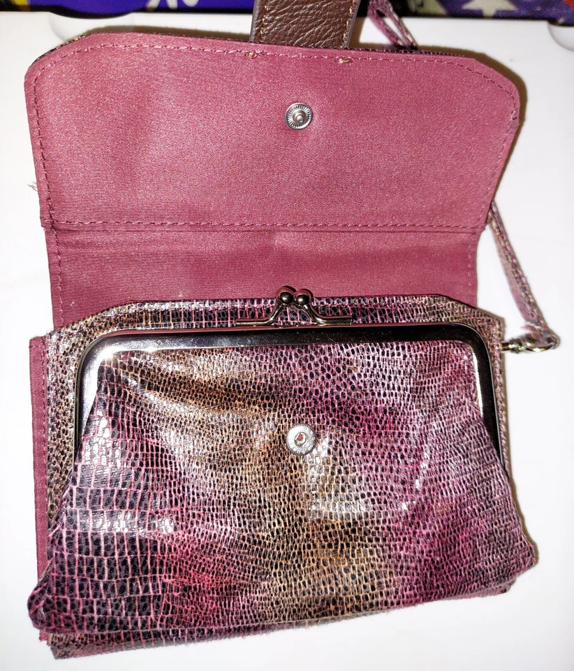 Christopher & Banks Bolso sin asas Monedero Muñequera Brillante Reptil Estampado Diseño  Foto 4 de 4