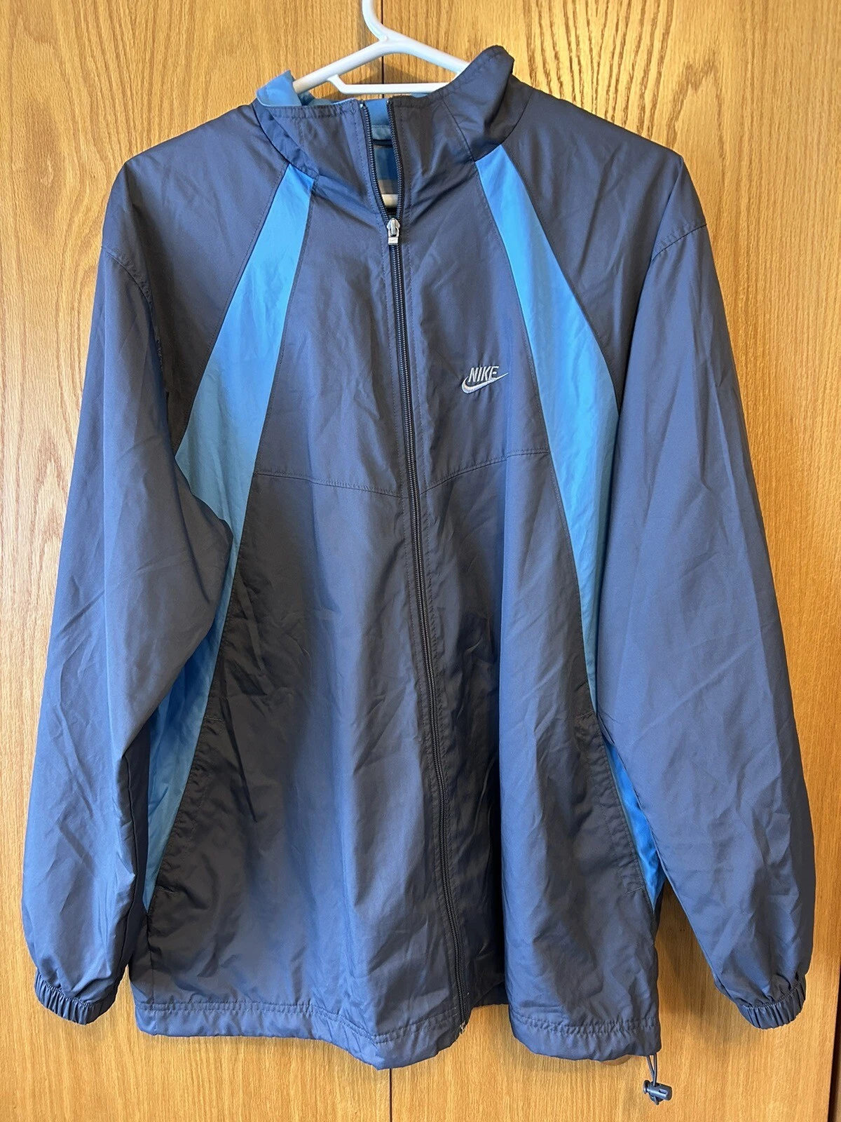 Nike Lightweight Jacket. 2XLG 2 Side Pockets. Very Nice Condition