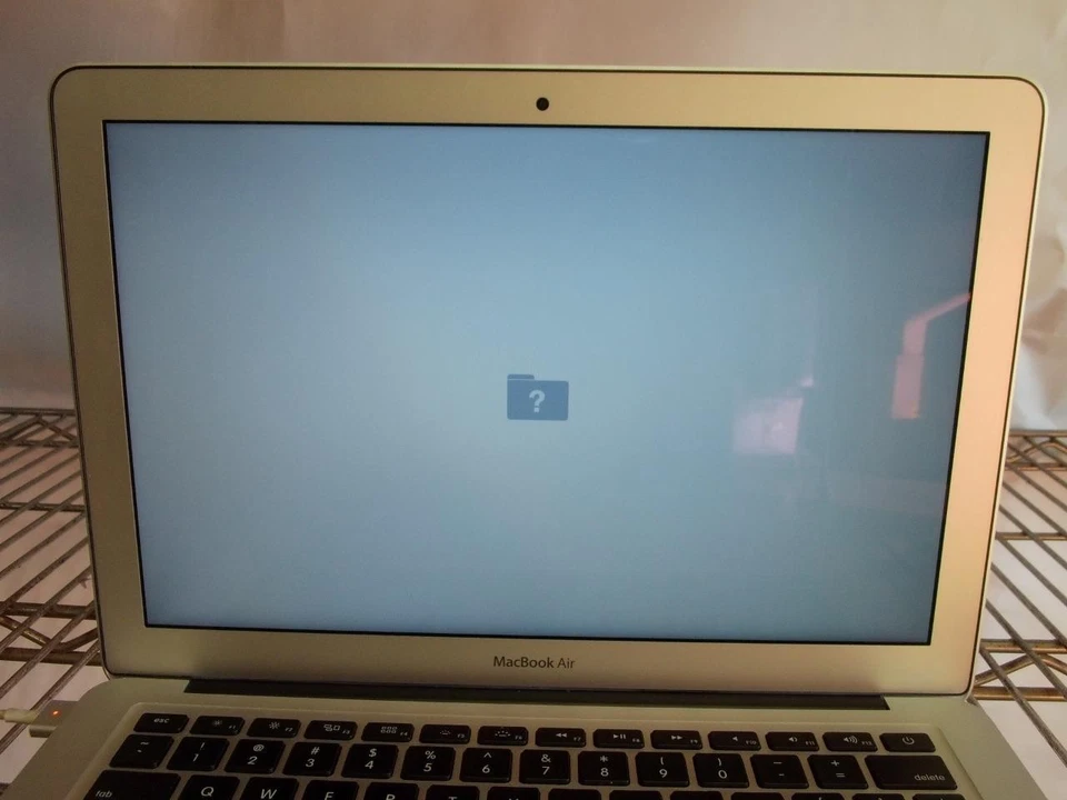 Apple MacBook Air A1466 (Mid-2012) 13' Core i5-3427U 1.80GHz 4GB No SSD (J325) - Image 2 of 4
