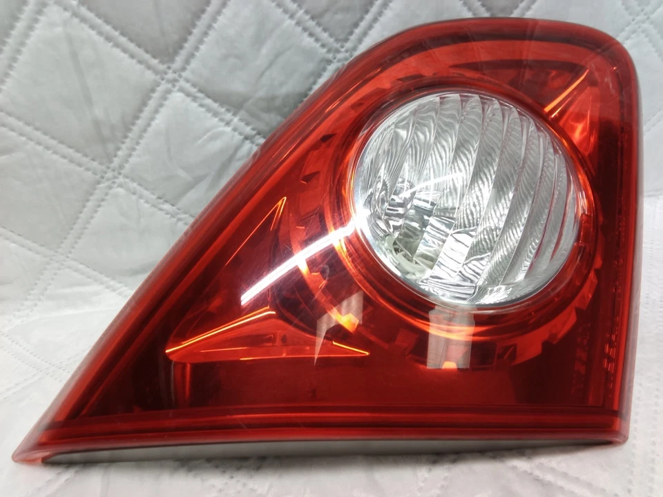 Lámpara de freno halógena interior lado izquierdo Nissan Rogue Select OEM 09-15 Foto 2 de 4