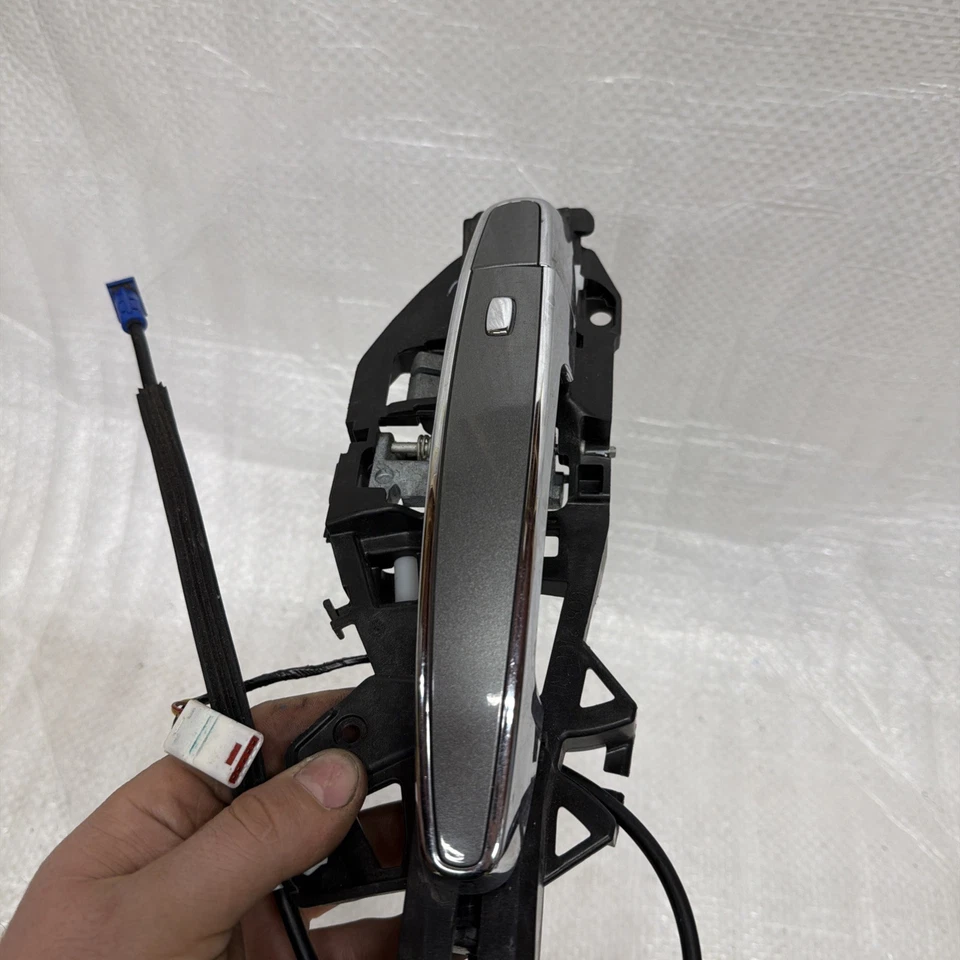 Chevrolet Volt 2016 lado derecho del pasajero manija de la puerta delantera gris Foto 2 de 4