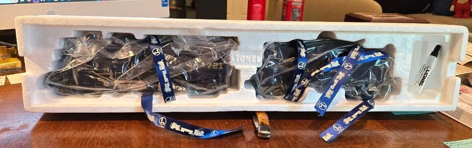 Lionel 6-18679 T&P Steam Loco & Tender with Display Case EXC - Image 4 of 4