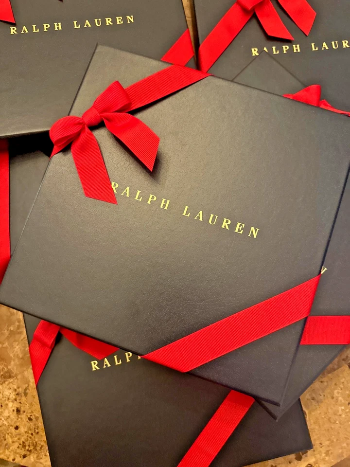 Caja de regalo Polo Ralph Lauren 9"x9"x1" pulgadas + con envoltura de lazo Foto 2 de 3